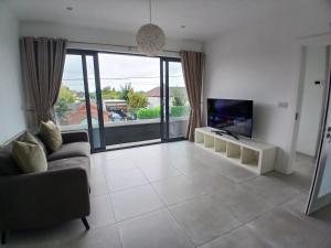 Newly Refurbed 2BD Wraparound Balcony 5km to City