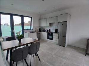 Newly Refurbed 2BD Wraparound Balcony 5km to City