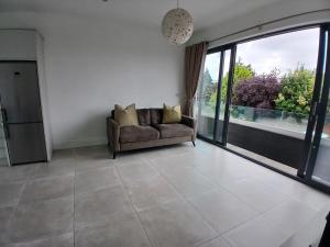 Newly Refurbed 2BD Wraparound Balcony 5km to City