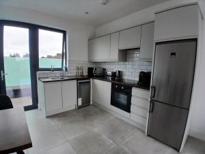 Newly Refurbed 2BD Wraparound Balcony 5km to City