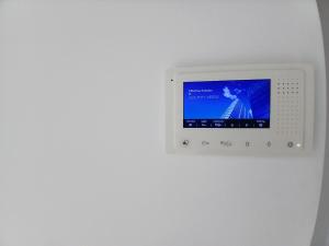 Newly Refurbed 2BD Wraparound Balcony 5km to City