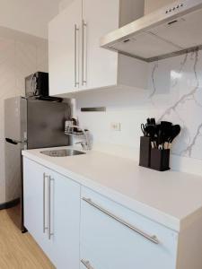 Stunning 42nd Floor Apt with Netflix