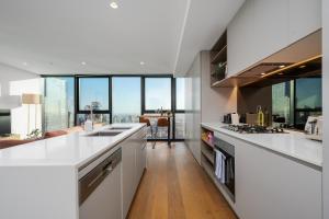 Luxe 3BR Skyline Sunset Residence Level 63 - CBD Views, Parking, Pool, Sauna, Gym