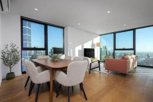 Luxe 3BR Skyline Sunset Residence Level 63 - CBD Views, Parking, Pool, Sauna, Gym
