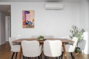 Luxe 3BR Skyline Sunset Residence Level 63 - CBD Views, Parking, Pool, Sauna, Gym