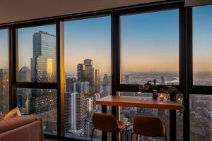 Luxe 3BR Skyline Sunset Residence Level 63 - CBD Views, Parking, Pool, Sauna, Gym