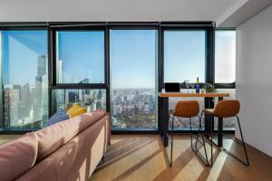 Luxe 3BR Skyline Sunset Residence Level 63 - CBD Views, Parking, Pool, Sauna, Gym