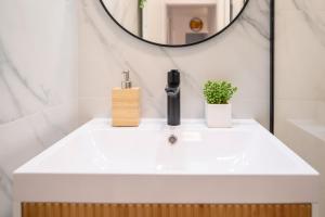 Central Green Oasis • 2BR Ultracentral Apt • AC