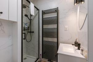 Modern Apartment with Balcony Near City Center