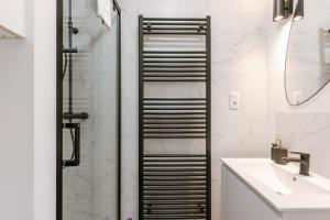 Modern Apartment with Balcony Near City Center