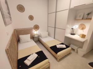 Theonisxenia Luxury Apt at Metro M3