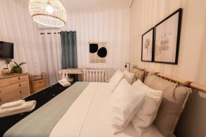 Theonisxenia Luxury Apt at Metro M3