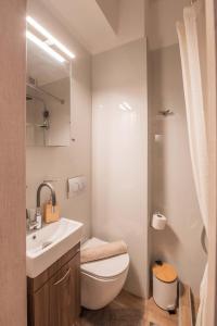 Theonisxenia Luxury Apt at Metro M3