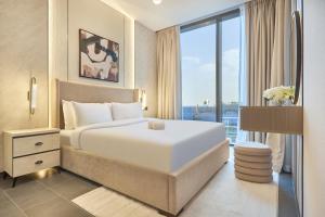 STAY BY LATINEM Luxury 1BR Holiday Home CB 0905 Near Burj Khalifa