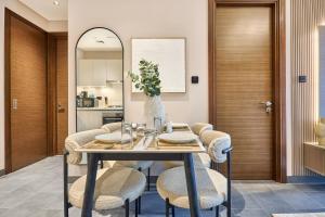 STAY BY LATINEM Luxury 1BR Holiday Home CB 0905 Near Burj Khalifa