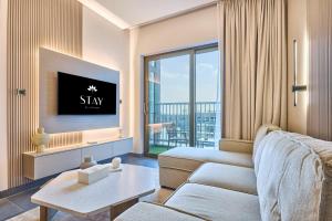 STAY BY LATINEM Luxury 1BR Holiday Home CB 0905 Near Burj Khalifa