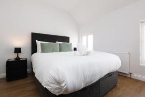 Spacious 3 Bedroom Home in Heart Of Pontypool With Parking - By EKLIVING LUXE Short Lets & Serviced Accommodation