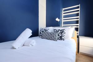 Spacious 3 Bedroom Home in Heart Of Pontypool With Parking - By EKLIVING LUXE Short Lets & Serviced Accommodation