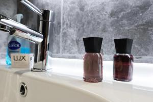 Spacious 3 Bedroom Home in Heart Of Pontypool With Parking - By EKLIVING LUXE Short Lets & Serviced Accommodation