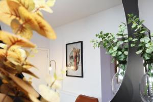 Spacious 3 Bedroom Home in Heart Of Pontypool With Parking - By EKLIVING LUXE Short Lets & Serviced Accommodation