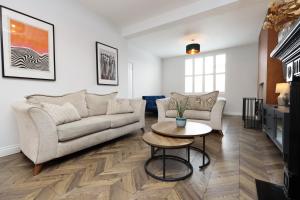 Spacious 3 Bedroom Home in Heart Of Pontypool With Parking - By EKLIVING LUXE Short Lets & Serviced Accommodation