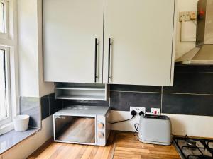 Delightful 4BR House in Nottingham Highfields Park, Nottingham Caves, Near City Centre and Quick Access to M1