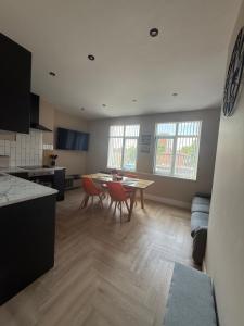 Stylish and Bright 2 Bedroom Flat Free Parking