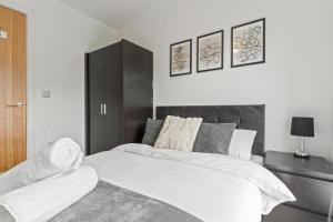 Spacious spotless and comfortable 3 bedroom house in Birmingham city centre with allocated parking and city views