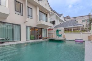 TML urban 4 bedroom 6 bathroom villa private KTV room and swimming pool
