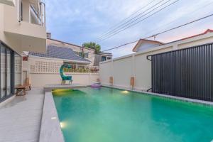 TML urban 4 bedroom 6 bathroom villa private KTV room and swimming pool