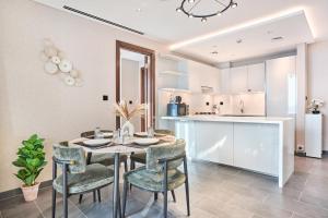 STAY BY LATINEM Luxury 2BR Holiday Home CC 1014 Near Burj Khalifa