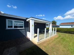 Dog Friendly Chalet With Outdoor Seating At Broadland Park And Marina Ref 12050B