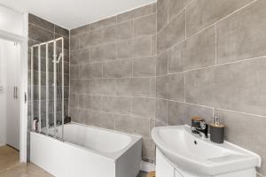 Spacious Gem Easy & Fast access to Central London