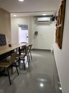 Apartamento para máx 5 personas, habitación privada con cama doble , habitación abierta con camarote y sofá cama, comodo, bonito, central, bien ubicado, en el centro de palmira