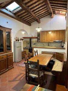 Casale in collina immerso nel verde con Piscina e ampio giardino
