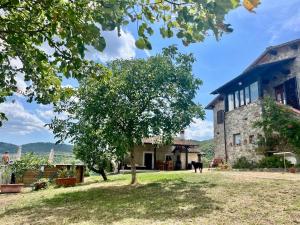Casale in collina immerso nel verde con Piscina e ampio giardino