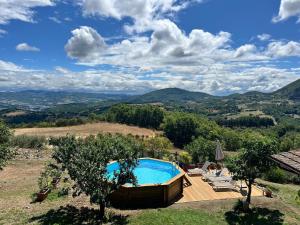 Casale in collina immerso nel verde con Piscina e ampio giardino