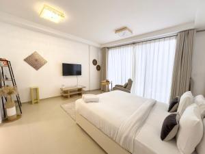 Comfortable Studio with Natural Light and Amenities