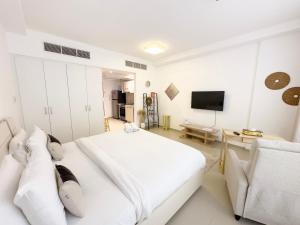Comfortable Studio with Natural Light and Amenities