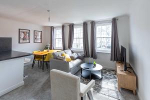 Bright 1 Bed Harbour-side Apartment with Sea Views