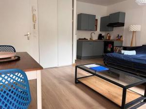 Joli studio au rdc avec cour