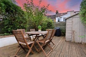 Family Home by Victoria Park with Garden