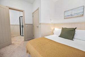 Luxury 3BD Central Apt with Tower & Seaviews