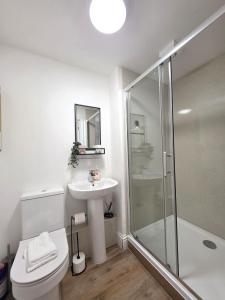 Deluxe One Bed Flat at Dawe Luxury Suites - An Entire Apartment near Ely Cathedral & Train Station - Ideal Gateway to Explore Ely, Cambridge, Norfolk & London - Sleeps up to 4