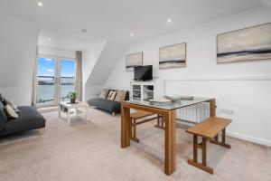 Breathtaking Sea Views - Luxury 2 BD Apt