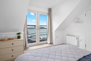 Breathtaking Sea Views - Luxury 2 BD Apt