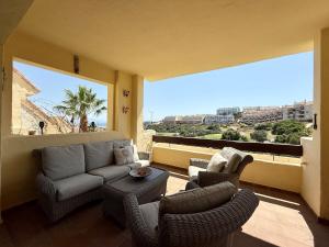 Sea View & Golf Frontline 2-Bedroom in Duquesa