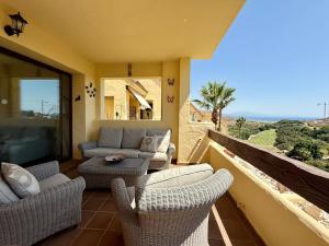 Sea View & Golf Frontline 2-Bedroom in Duquesa