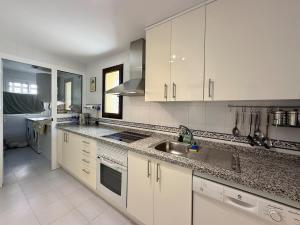 Sea View & Golf Frontline 2-Bedroom in Duquesa