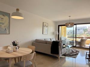 Sea View & Golf Frontline 2-Bedroom in Duquesa